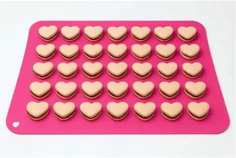TAPETE DE MACARRONES CORAZONES CHERRY